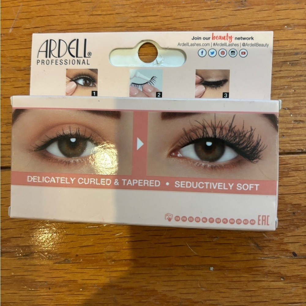 Ardell professional Naked Lashes  433 Blends Seamlessly With Invisiband - Picture 2 of 2